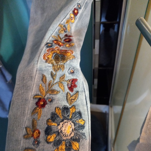 CHARLIE B Denim - Charlie B - Embroidered Leg Boot Cut Jean- SZ 14 NWT